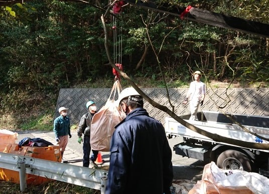 P.12-①クレーンで吊り上げての大掛かりな撤去作業