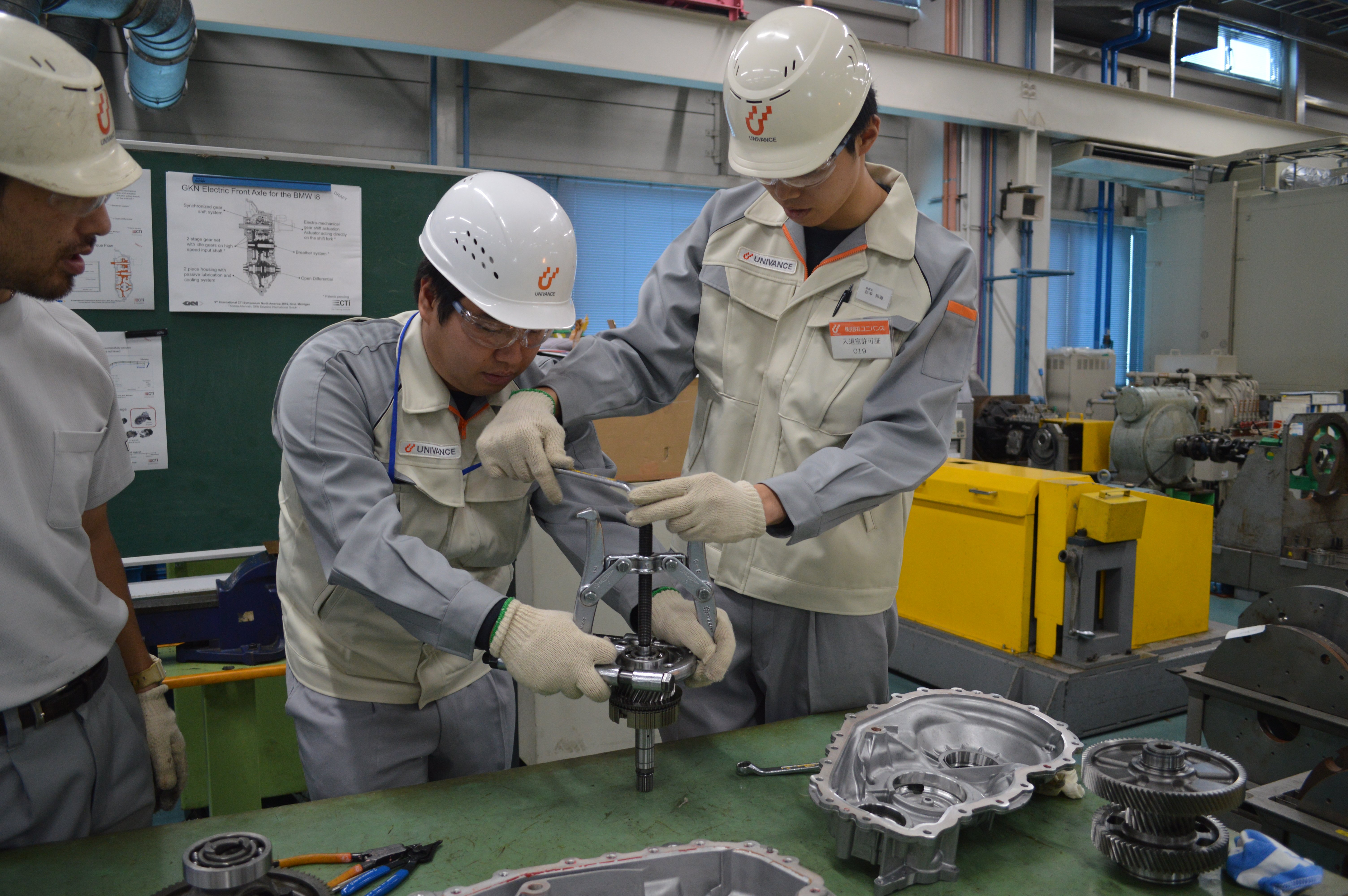 P.12-④ギヤボックスを実際に分解し、調査。お二人からも好評でした
